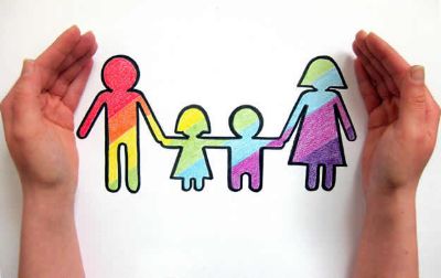 Famiglia stilizzata multicolori che si tiene per mano