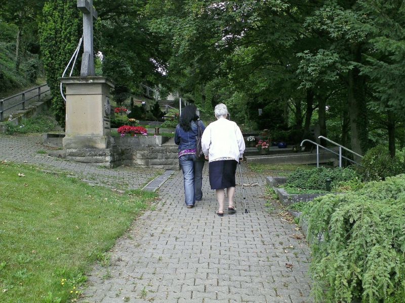 persone che passeggiano nel cimitero comunale