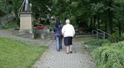 persone che passeggiano nel cimitero comunale