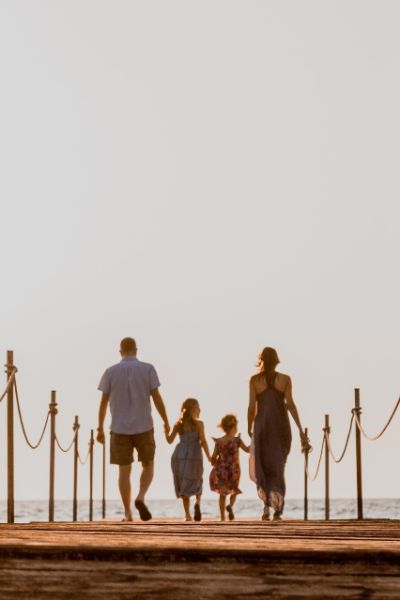 famiglia che cammina su pontile