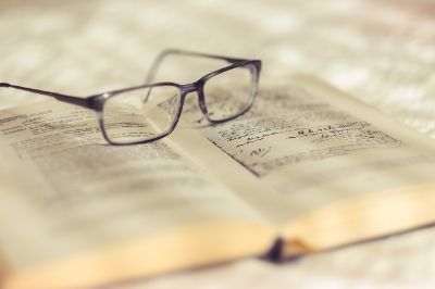 occhiali su libro
