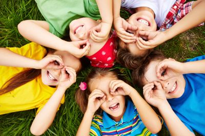 Bambini che giocano sull'erba