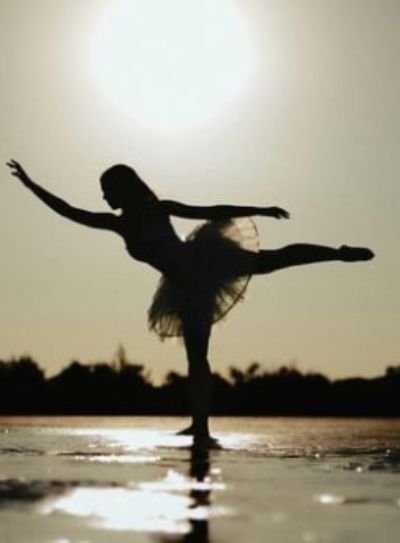 Ballerina in riva al mare