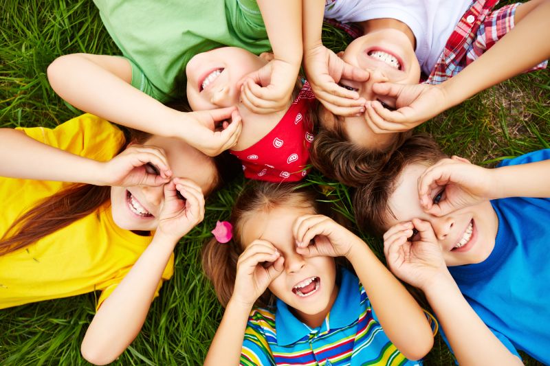 bambini che giocano su erba