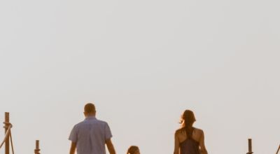 famiglia che cammina su pontile