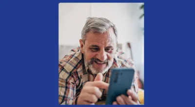 Persona con cellulare in mano