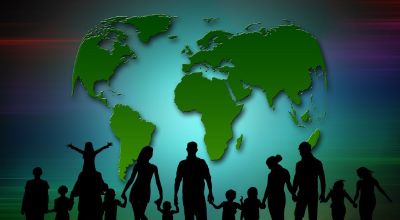 immagine di famiglia allargata sullo sfondo del mondo