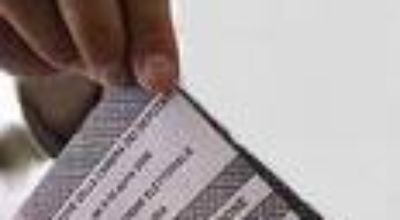 Immagine mano che inserisce scheda nell'urna