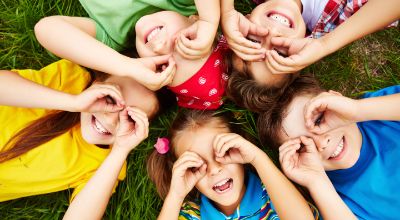 Bambini che giocano sull'erba