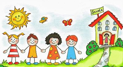 bambini sull'erba davanti a una scuola